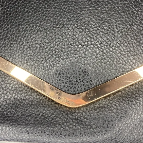 Black cross body bag with gold detail - Picture 2 of 7